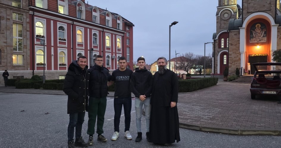 Ученици и професори Цетињске Богословије, на челу са ректором, протојерејем Благ…